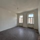 unsaniertes Zimmer mit 2 Fenster