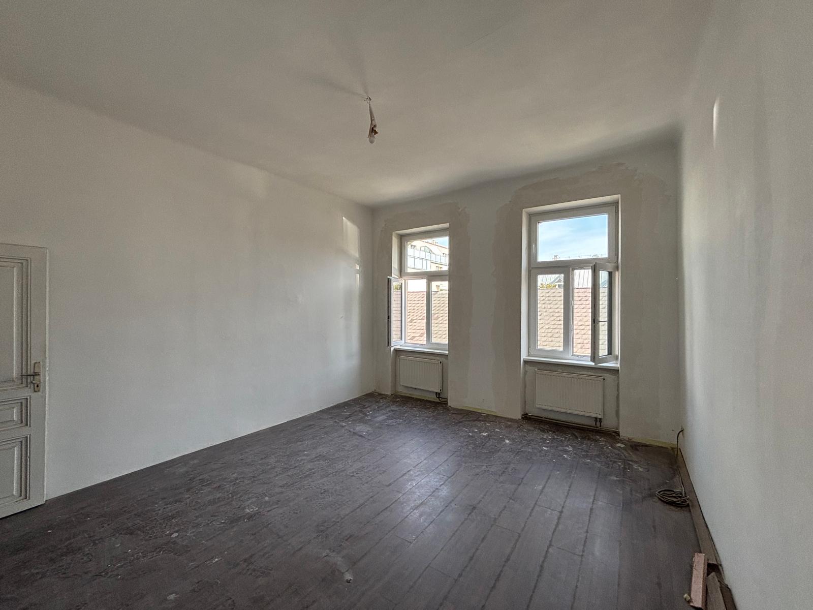 unsaniertes Zimmer mit 2 Fenster