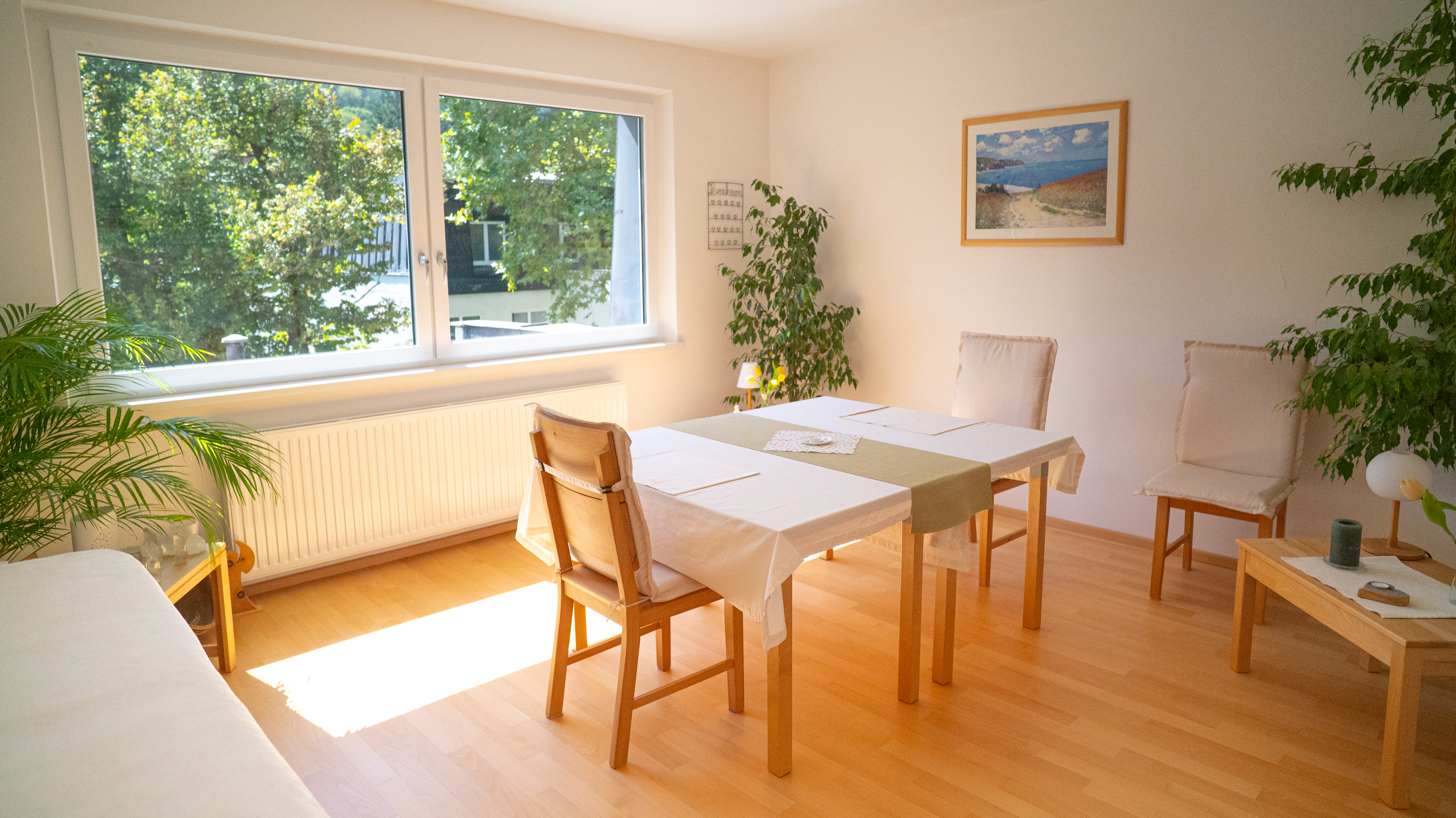 Helles Zimmer durch Sonneneinstrahlung mit Fenster und Möblierung