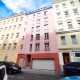 Neubohnung im 3. Bezirk von Wien, Blick von der Gasse auf gelbes Haus links und rechts sowie mittig Haus mit rosa Fassade