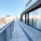 großzügiger Terrassenbereich einer DG-Wohnung im 14. Bezirk von Wien, großflächige Terrassentüren, modernes Ambiente